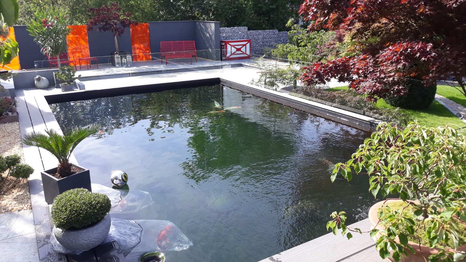 Glasklares Wasser mit einem Patronenfilter